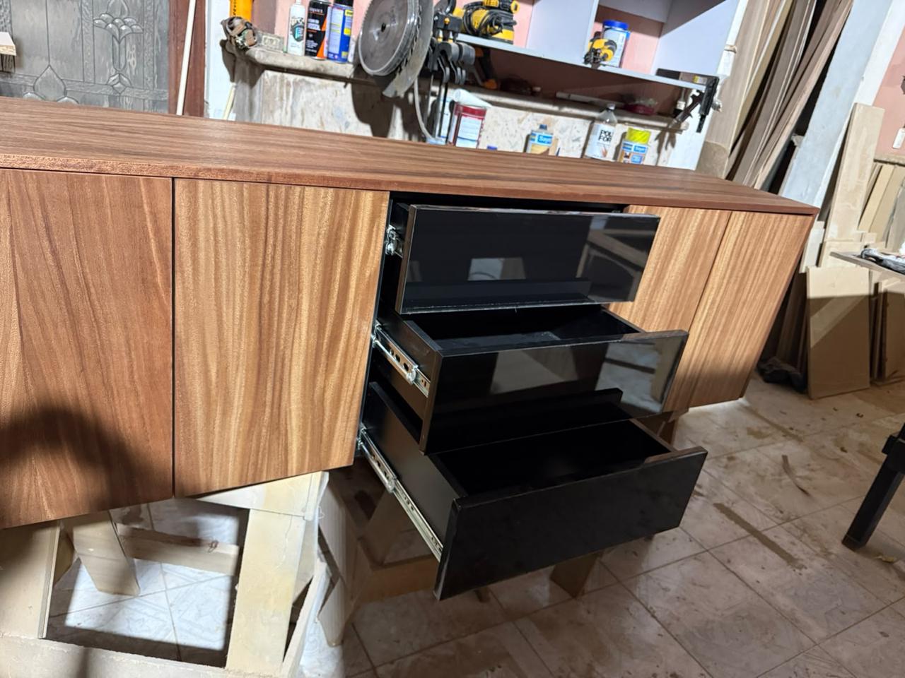 Mueble de madera con cajones