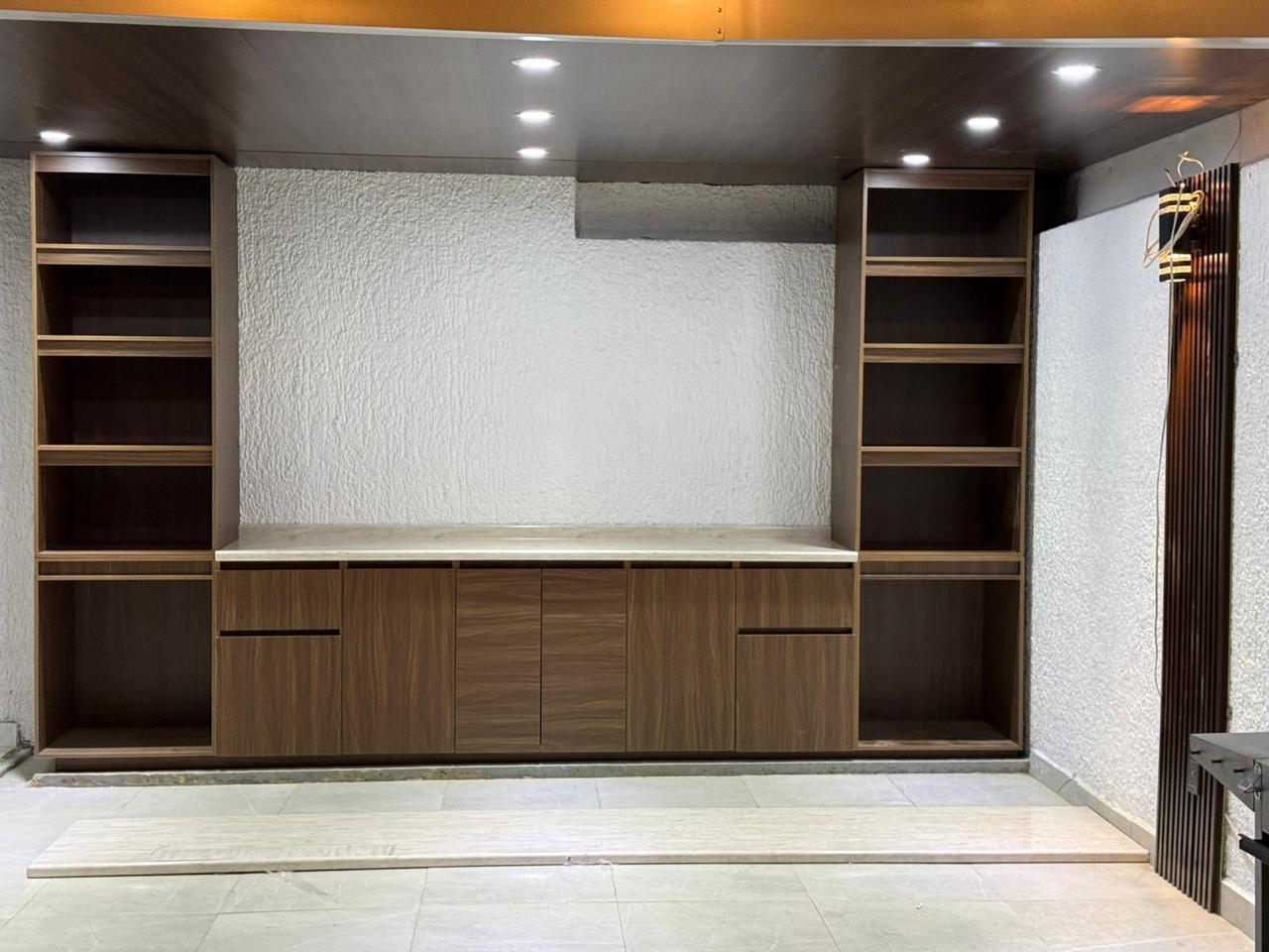 Mueble de televisión con repisas