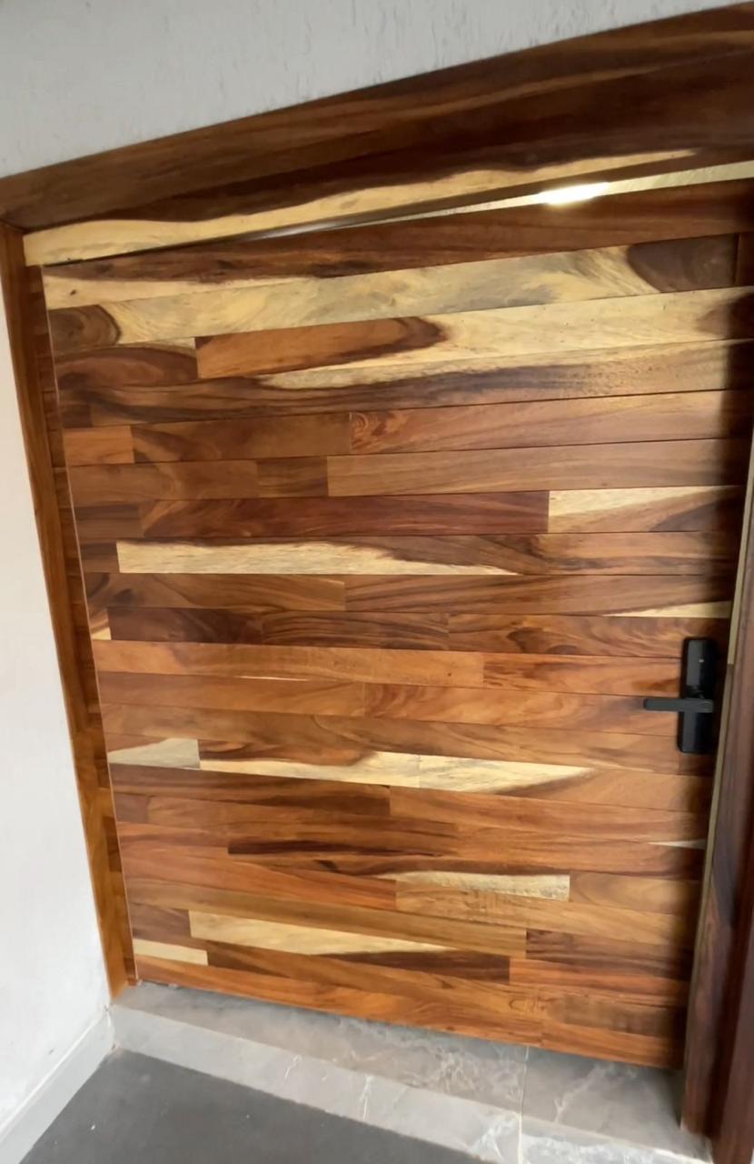 Puerta con acabado en madera