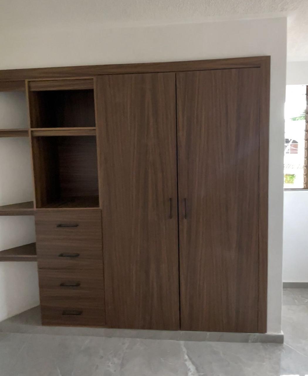 Clóset de madera con compartimentos