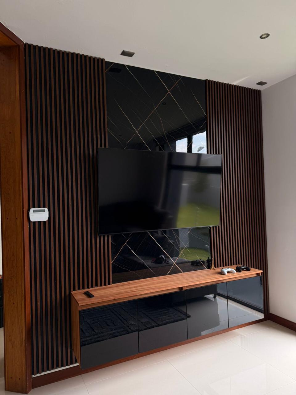 Mueble de televisión con paneles de madera