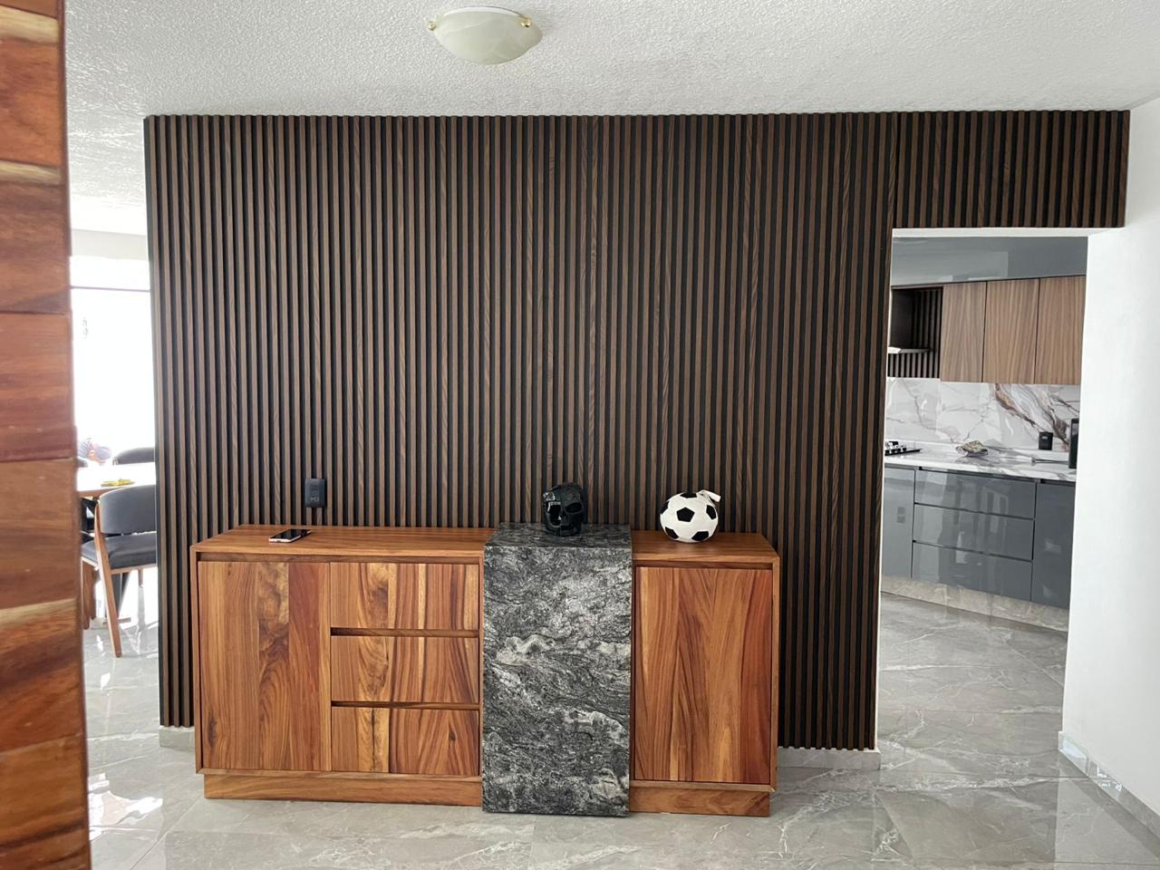 Mobiliario y panel decorativo