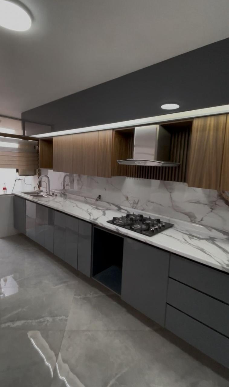 Cocina con gabinetes y cubiertas